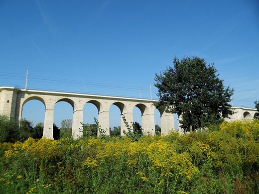 XIX-wieczny wiadukt kolejowy na rzece Bbr