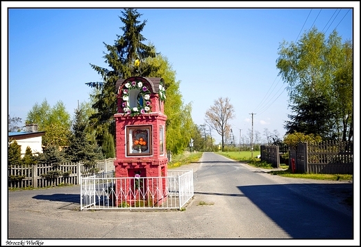 Mroczki Wielkie - przdrona kapliczka na skrzyowaniu w centrum wsi