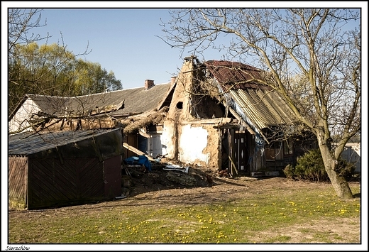 Sierzchw - ruina starej chaupy wykonanej z gliny i somy