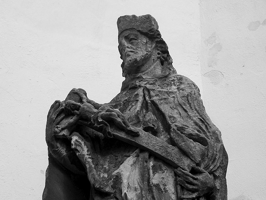 Figura w. Jana Nepomucena przed kocioem parafialnym