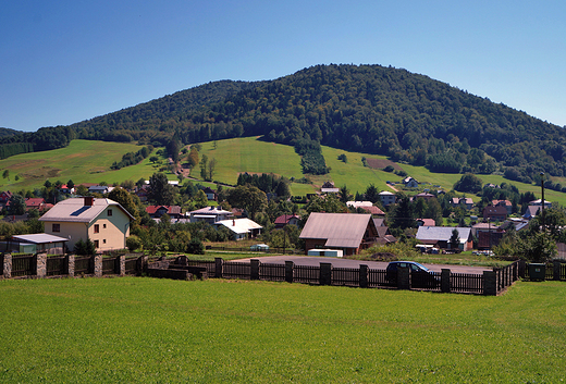 Panorama zabudowa wsi osie w Beskidzie Niskim.