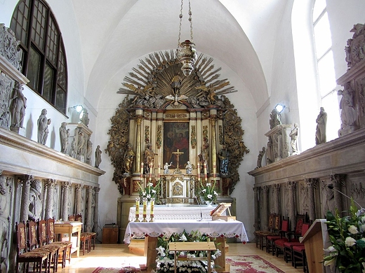 Bogate prezbiterium z barokowym otarzem w gotyckiej wityni parafialnej