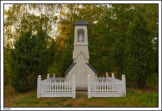 Jzefw - kapliczka przy wjedzie do wsi od strony Chocza