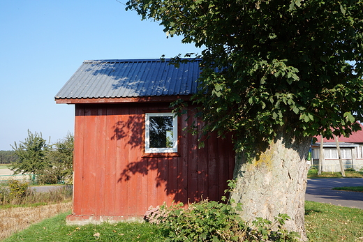 Drewniana kapliczka na rozstajach