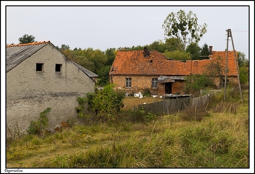Pogorzelica - troch zrujnowane gospodarsto obok rzeki Odczepiczy