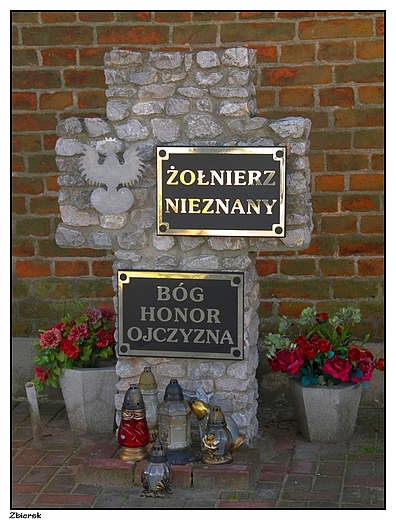Zbiersk - XIX wieczny cmentarz katolicki, grb nieznanego onierza przed kaplic cmentarn