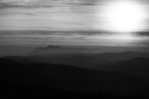 Widok na Tatry z Bacwki nad Wierchoml. Beskid Sdecki