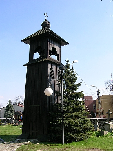 Mikolw-Paniowy.Dzwonnnica przy kociele drewnianym.