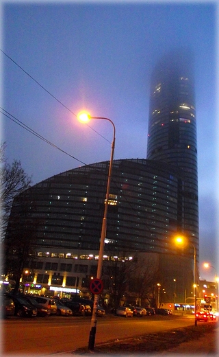 Sky Tower w chmurach