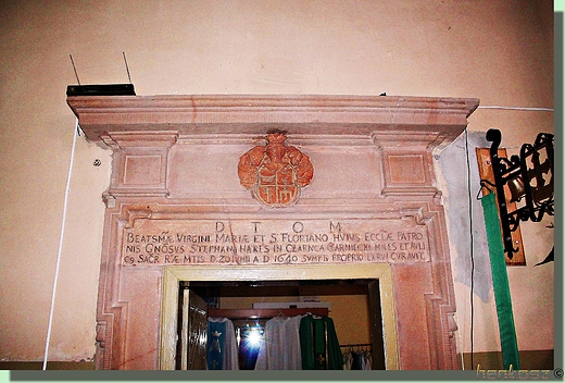portal prowadzący z prezbiterium do zakrystii z tablicą inskrypcyjną.