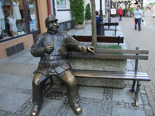 Dobry wojak Szwejk czeka na turystw na aweczce w Sanoku.