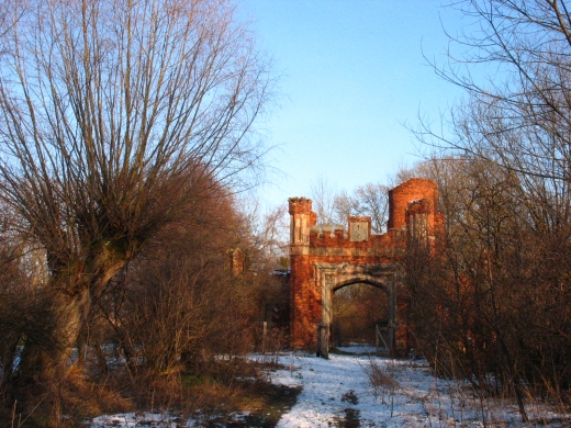 Ruiny bramy neogotyckiej w Wilanowie