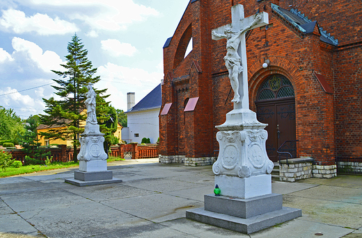 : Opole - Figura i krzy przed kocioem