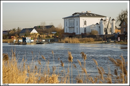 Sawsk - nad brzegiem Warty w porannym grudniowym socu _  XVIII wieczny paac i prom na Warcie