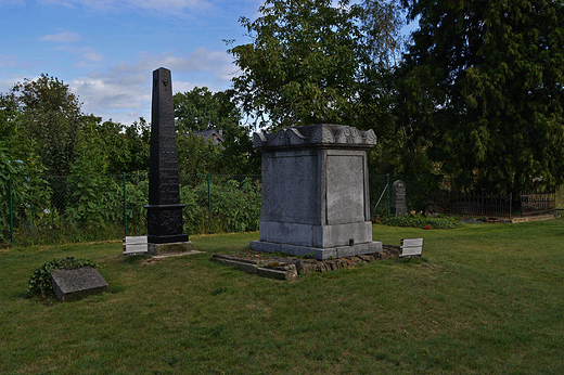 Prszkw - Obelisk Leopold i nagrobek Henriette Hunn i Eugen Mann