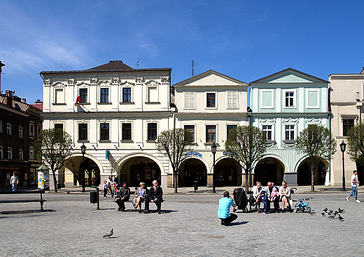 Cieszyn. Kamienice z podcieniami z XVI w. Zachodnia pierzeja Rynku.