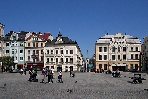 Cieszyn. Rynek - poudniowa pierzeja: eklektyczny Dom Narodowy z XIXw. z lewej i Poczta z 1910r.