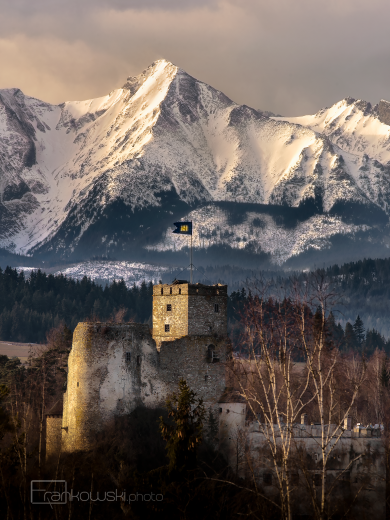 Niedzicki zamek z tatrzaskim Hawraniem w tle