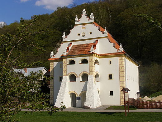 ZABYTKOWY SPICHLERZ -OBECNIE MUZEUM PRZYRODNICZE