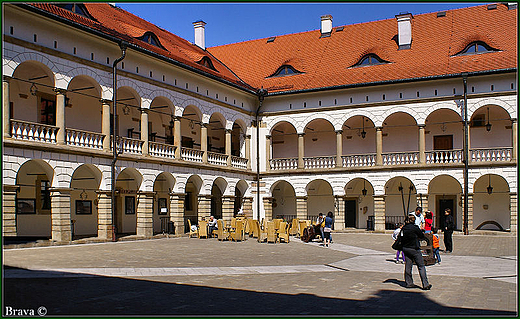 ZAMEK KRLEWSKI W  NIEPOOMICACH - DZIEDZINIEC Z ARKADAMI