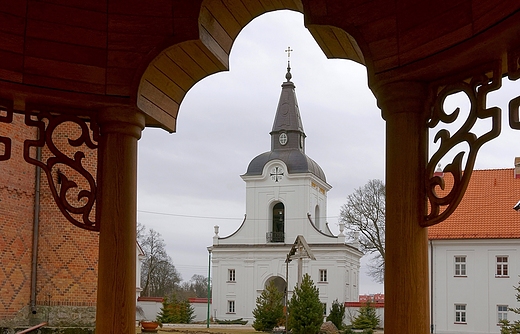 Dziedziniec klasztoru Zwiastowania NMP...fragment