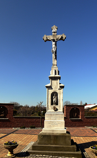 Zabrzeg. Barokowy koci w. Jzefa-krzy misyjny z 1908 roku.