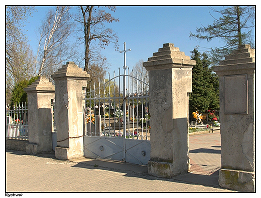 Rychwa - brama gwna zabytkowego cmantarza z pierwszej poowy XIX wieku