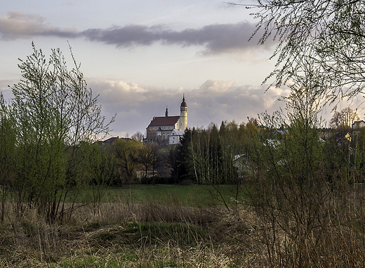 Koci Parafialny p.w. Narodzenia Najwitszej Maryi Panny, gruje nad okolic