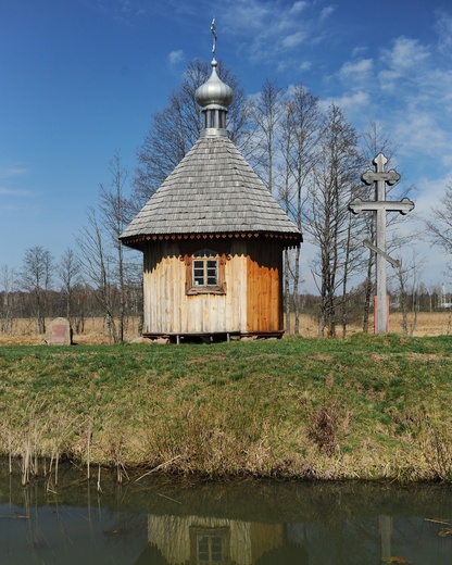 Najbardziej charakterystyczny budynek prywatnego skansenu w Biaowiey. Prawosawna kapliczka