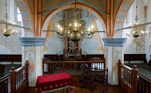 Wntrze synagogi-muzeum
