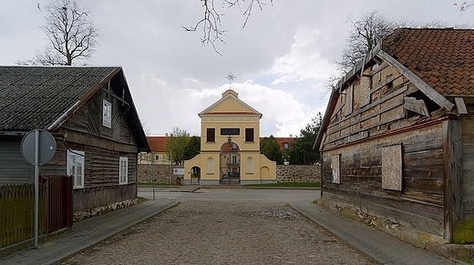 Klasycystyczna brama  dzwonnica klasztoru Bernardynw w Tykocinie