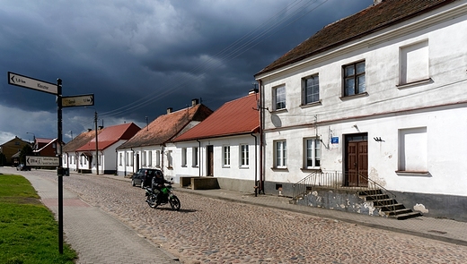 Patrzc od synagogi