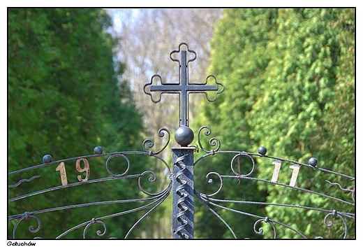 Gouchw - fragment bramy cmentarza parafialnego z 1911 roku