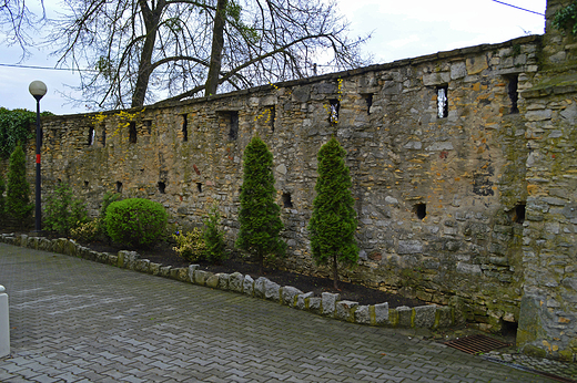 Krapkowice - mury obronne zamku Otmt