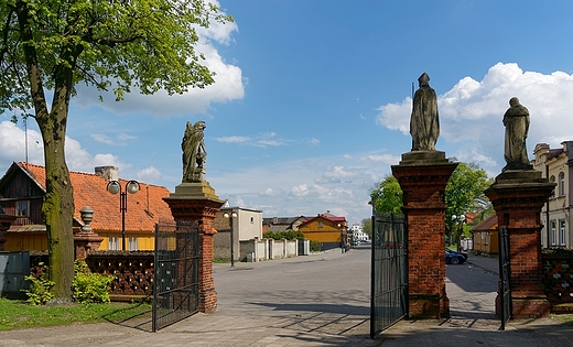 Spojrzenie na miasteczko od frontu kocioa w.Wojciecha