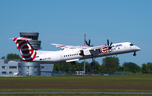 Lotowski Bombardier Q400 startuje z lotniska awica