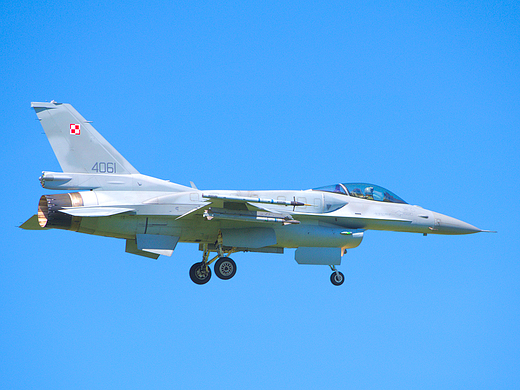 Polski F-16 ląduje w Krzesinach