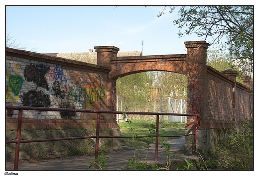 Golina - dworski park krajobrazowy, fragment murowanego ogrodzenia