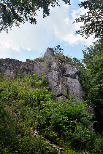 Skały na których zbudowano zamek w Mirowie.