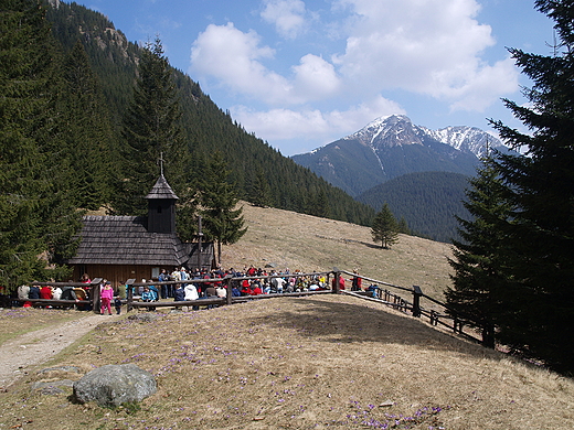 Tatry. Dolina Chochoowska. Widok na kapliczk i Kominiarski Wierch z Polany Chochoowskiej.