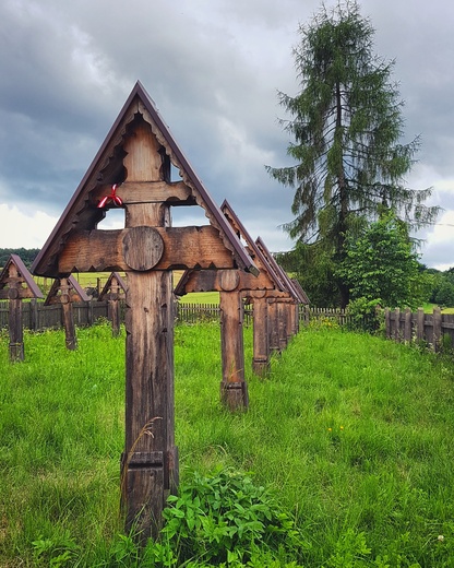 Cmentarz wojskowy zaprojektowany przez sowackiego architekta - Dusana  Jurkovicza. Beskid Niski. Wie Grab