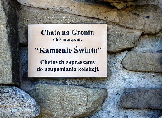 Z Mesznej na Magur. Tabliczka info o kamieniach wiata na murze Chaty na Groniu.