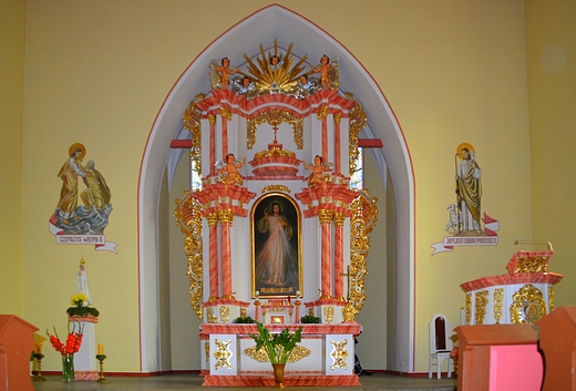 Krapkowice - Ołtarz w kościele  pw. Miłosierdzia Bożego