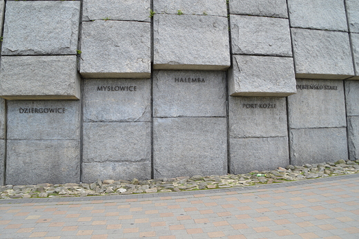 Katowice - Na pomnik Powstacw lskich powrciy skradzione przed laty napisy