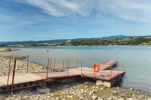 Ruiny zamku w Czorsztynie oraz grujce nad nimi Pasmo Lubania. Gorce