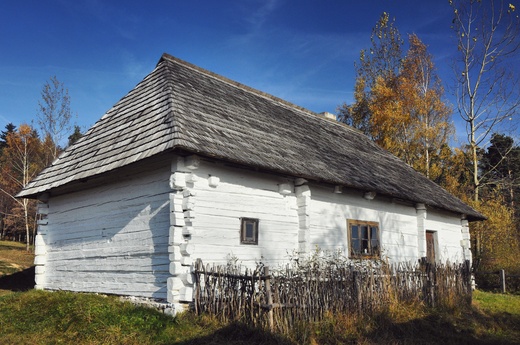 Zabytkowa chata z Kakonina z poowy XIX wieku. Gry witokrzyskie