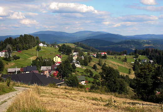 Widok z Ochodzitej na Beskidy.