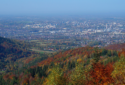 Beskid May jesieni. Widok na Bielsko z masywu Magurki.