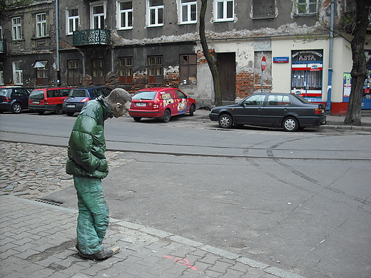 Warszawska Praga. Pomnik Pana Gumy przy ul. Stalowej rg Czynszowej.