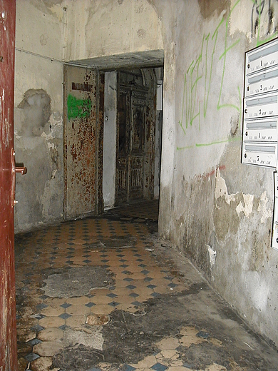 Warszawska Praga. Fragment klatki schodowej domu przy ul. Inynierskiej 1.